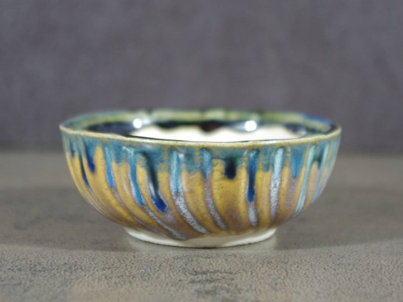 glasierter Kusa-Pot mit einem interessanten Farbspiel durch überlagernd aufgetragene Glasuren