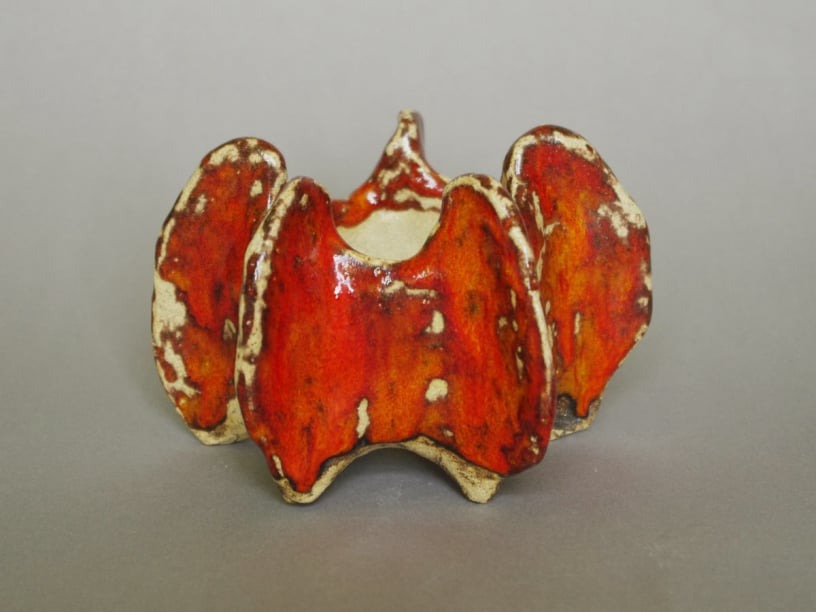 glasierter Kusa-Pot, cremefarben gebrannter Steinzeugton mit leuchtend feuerroter Glasur