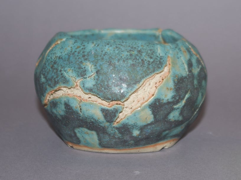 glasierter Kusa-Pot mit einer matten, türkisfarbenen Glasur