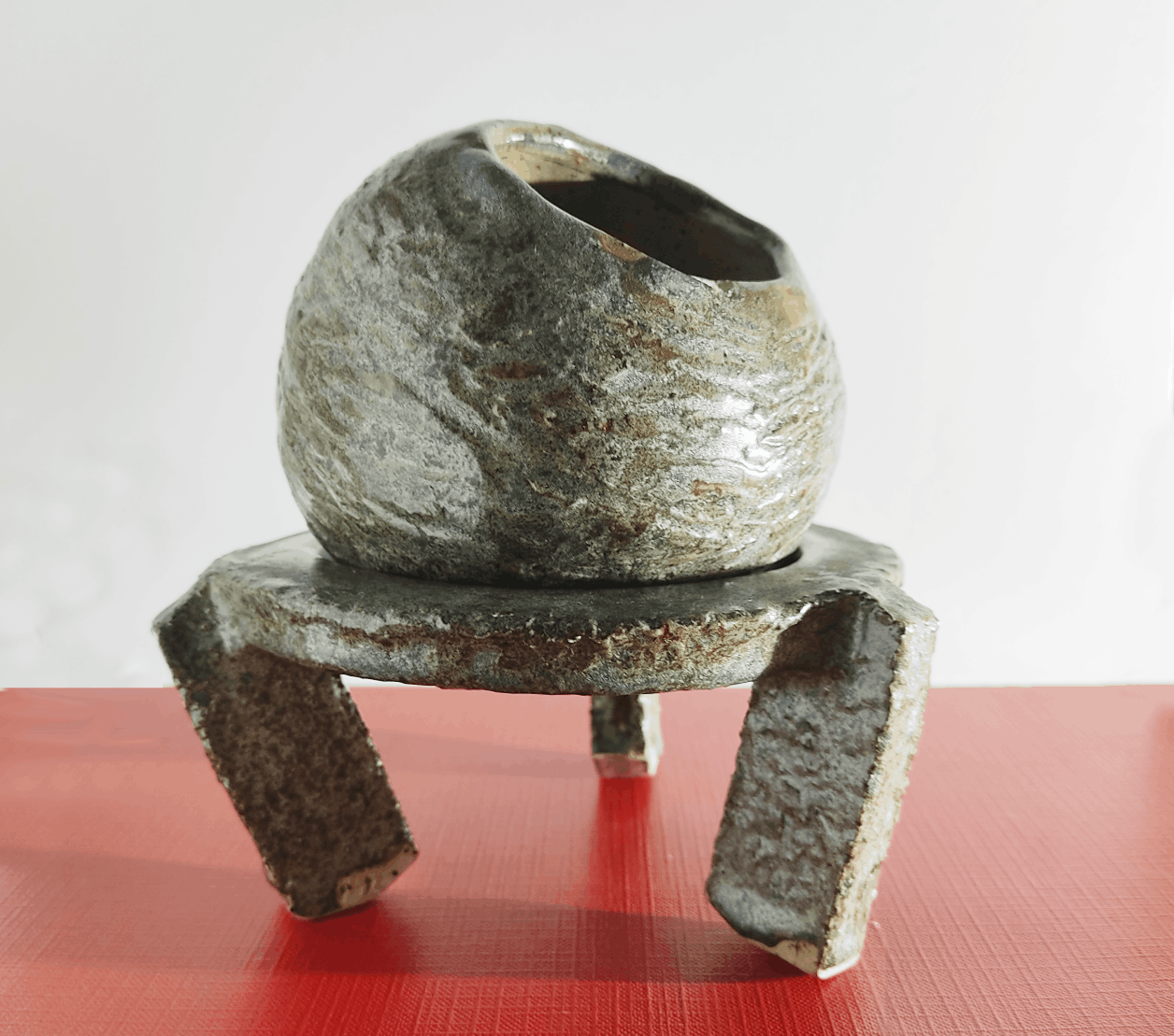 Kusamono-Schale, die an einen Globus erinnert