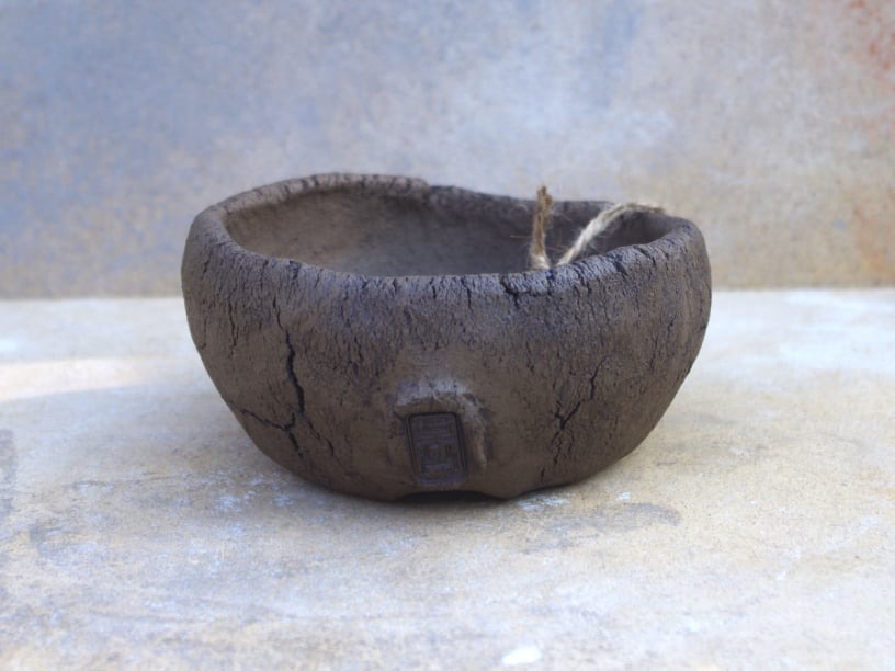 unglasierter Kusa-Pot, dunkel grbrannter Steinzeugton mit strukturierter Oberfläche
