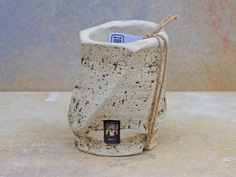 unglasierter Kusa-Pot, weißbrenner Steinzeugton mit verwittert erscheinender Oberfläche